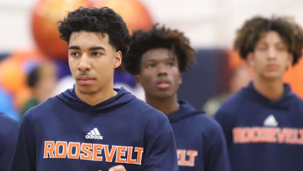 Roosevelt boys basketball Darnez Slater by John Murphy Feb. 4 2023 prepares to get the ball in lay-up line  